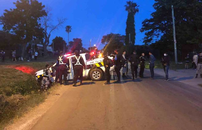 Dos policías quedaron atrapados tras volcar el patrullero en una cuneta