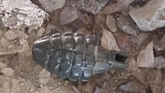 encontraron una granada en la puerta de una casa en piedras blancas