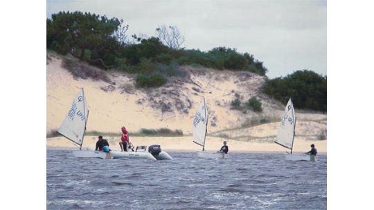 Clases de vela y remo en el Arroyo Solís Chico