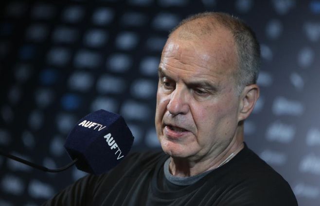 Marcelo Bielsa en conferencia. Foto: Gastón Britos / FocoUy