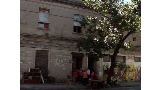 Parlamento comprará casas para recuperar edificio de su propiedad