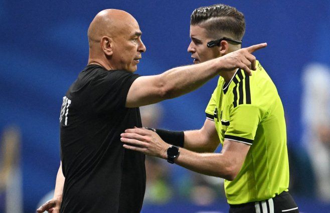 Foto: AFP. El entrenador Hossam Hassan y el árbitro François Letexier.