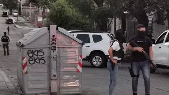 un hombre escapo por los techos tras un allanamiento en el cerro; la policia incauto una escopeta y municiones