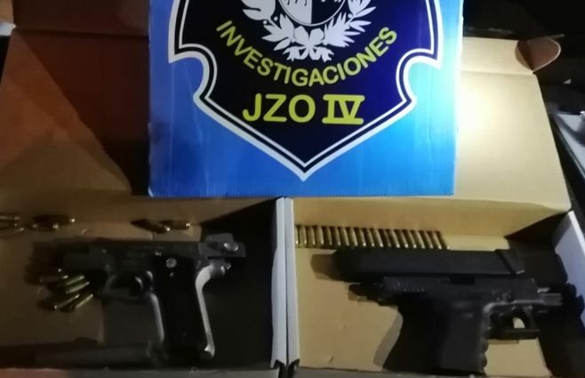 Foto cedida a Subrayado. Armas de fuego incautadas, una de ellas es Glock, perteneciente a Interior.