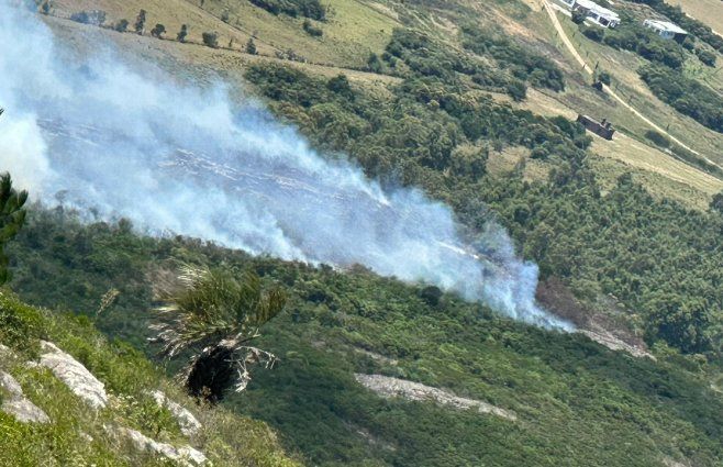 Foto cedida a Subrayado. Incendio en el Cerro Pan de Azúcar, en Maldonado.