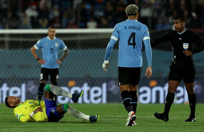 Neymar lesionado ante Uruguay, en el Estadio Centenario. Foto: AFP