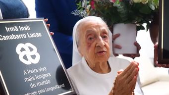 una monja brasilena paso a ser la persona mas longeva del mundo luego de la muerte de tomiko itooka, de 116 anos
