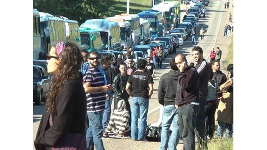 Colas de 4 km en Puente San Martín; pasaron unas 10.000 personas