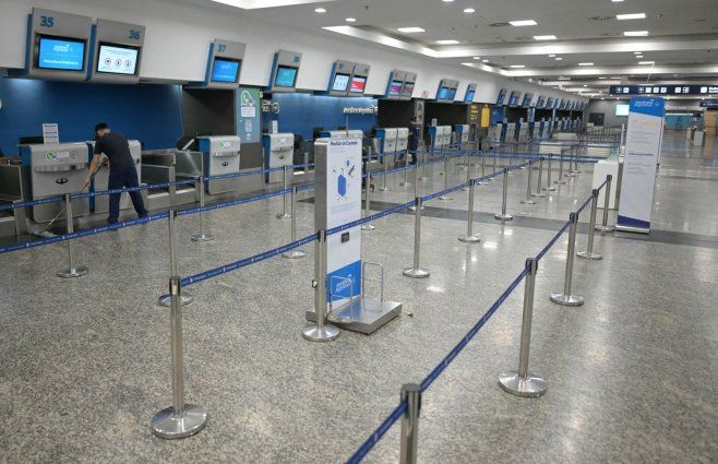 Foto: AFP. Vista de Aeroparque, vacío debido a vuelos cancelados durante paro de todo el transporte, excepto ómnibus.