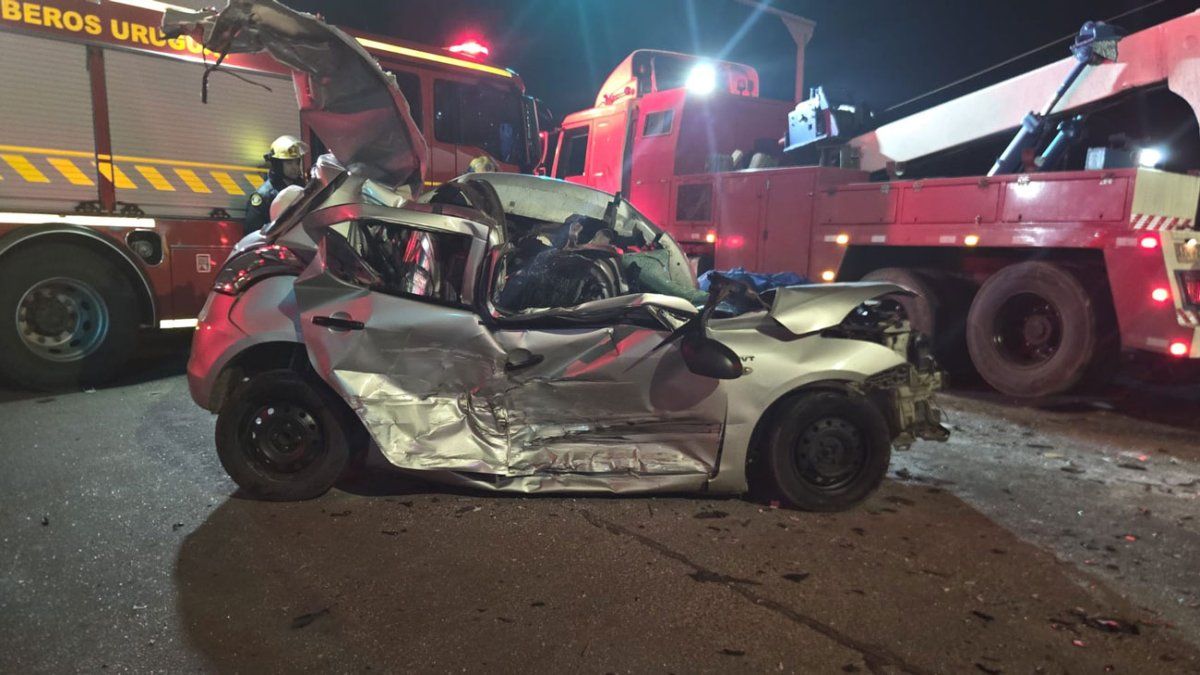 Tres jóvenes murieron en un siniestro de tránsito en Toledo; fueron chocados por otro auto y colisionaron con un ómnibus