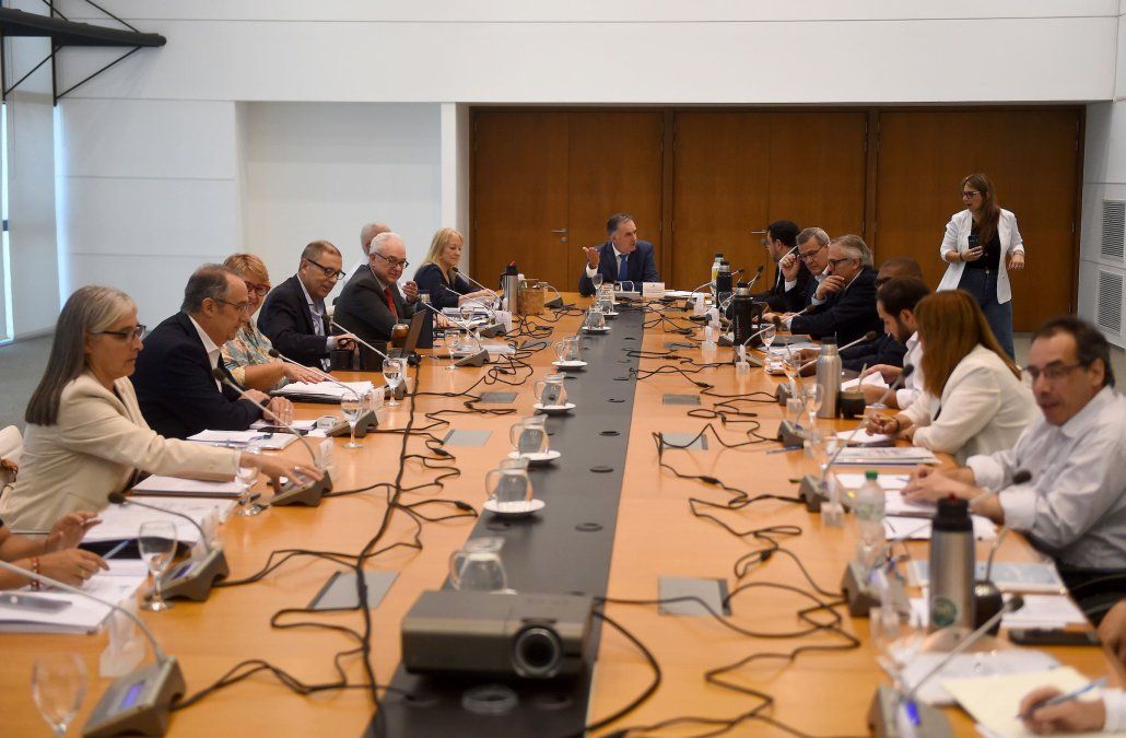 Orsi regresa desde España este domingo y reúne al Consejo de Ministros el lunes