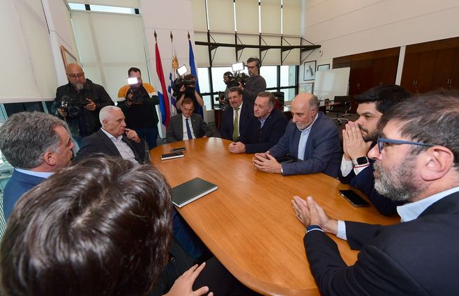 Reunión entre dirigentes de los partidos políticos y el presidente Yamandú Orsi por atentado a la fiscal Ferrero. Foto: Foco UY