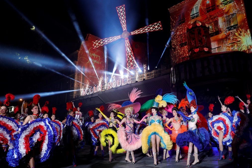 Los bailarines del Moulin Rouge se presentan durante la celebración del 130 aniversario del cabaret más antiguo de Francia.