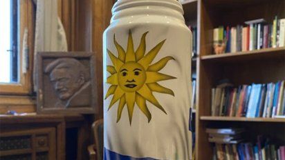 lacalle pou le regalo un termo con la bandera uruguaya al senador alejandro sanchez