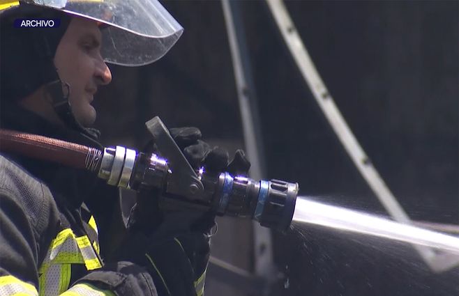 bombero-agua-combate-incendio.jpg