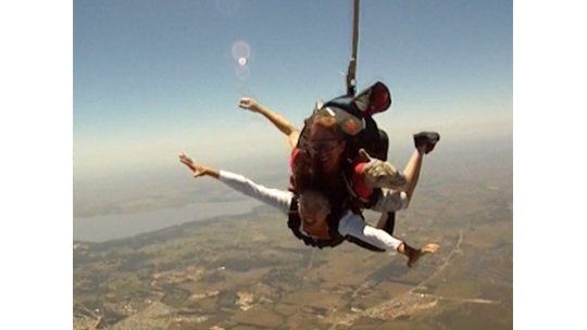 Una moda que crece en Punta del este: salto en paracaídas