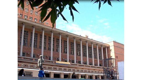 Municipales paran por 24 horas y marchan a la Junta Departamental