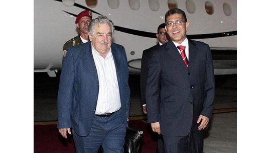 Mujica con ministros venezolanos, previo a encuentro con Chávez