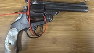 Policía vio a un taxista discutiendo con otro hombre, los interceptó y encontró un arma en el vehículo; fue detenido