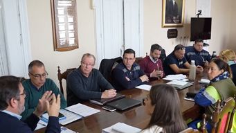 adeom reclama a la intendencia de rio negro estudiar cese de 31 funcionarios; levratto dijo que eran cargos de confianza