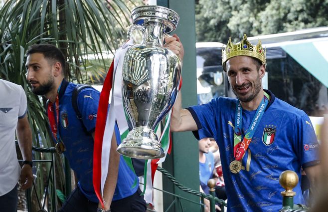 Giorgio Chellini, capitán y símbolo de la azzurra lleva la Copa Euro y las maletas del arquero Donnarruma, el hombre decisivo de la final ante Inglaterra