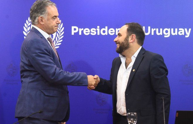 Orsi saluda al ministro Gonzalo Civila. Foto: FocoUy