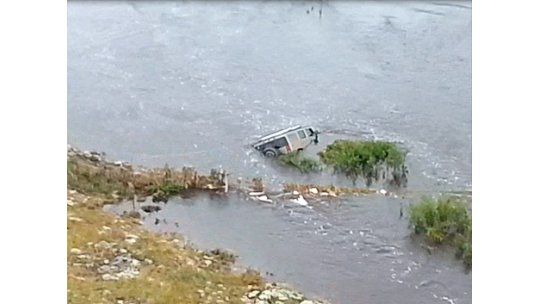 Rescataron a ocupantes de una camioneta atrapados en una crecida