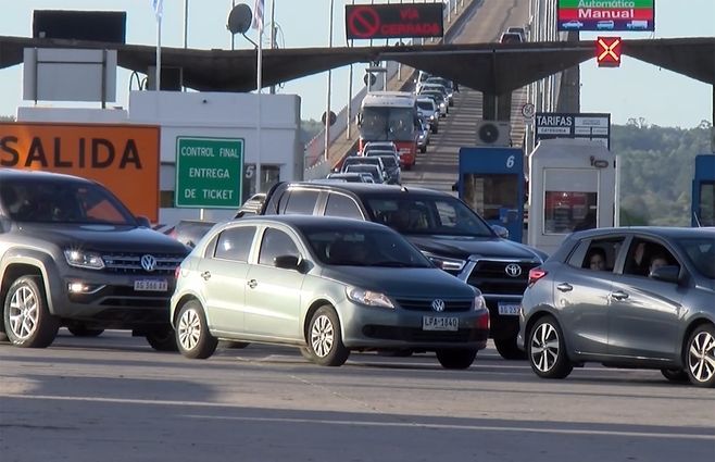 autos-puente-san-martin-transito-turistas.jpg