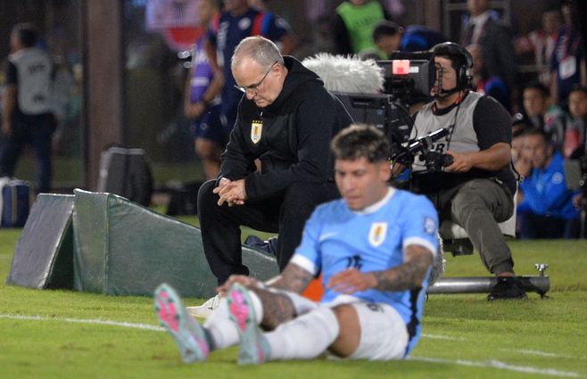 Marcelo Bielsa mira al piso, mientras Uruguay no tiene levante. Foto: AFP