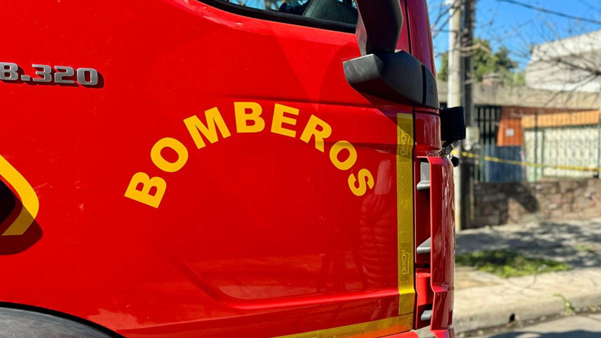 Bomberos combate un incendio de grandes proporciones en depósito de Villa Crespo, en Toledo