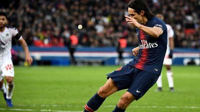 cavani anoto de penal y luego dejo la cancha sentido, con dolor en la pierna