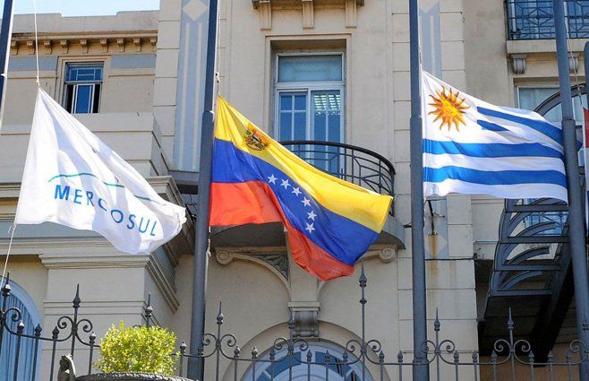 Pabellones de Uruguay y Venezuela en la sede del Mercosur, en Montevideo. Foto: AFP