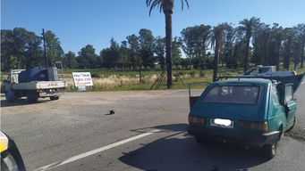 un bebe de 4 meses esta grave tras choque entre auto y un camion