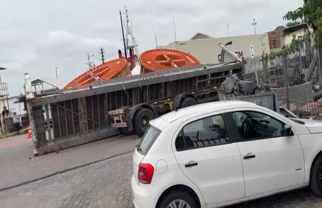 bobinas-cayeron-camion-puerto-foco-uy