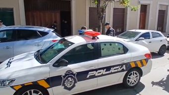 delincuente fugo de dependencia policial, se escondio en una casa de la zona y lo encontraron detras de una maceta