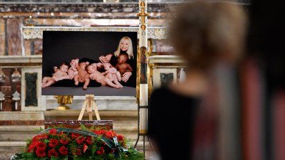 entre lagrimas, italia despidio a raffaella carra: el funeral de la diva en imagenes
