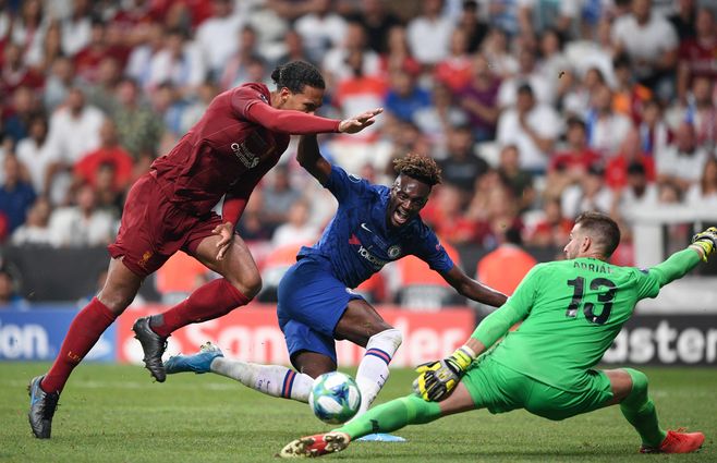 El arquero español Adrián debutó en Liverpool ante la lesión del titular y lo hizo de forma destacada. Atajó el penal decisivo. La semana anterior estaba entrenando con un equipo amateur y fue contratado de urgencia