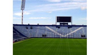 Envuelto en una bandera, hallan a barrabrava en estadio de Vélez