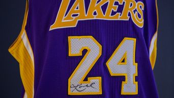subastan el locker de kobe bryant, una camiseta de maradona y la pantaloneta de jordan