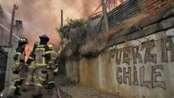 Foto: AFP. Bomberos intentan combatir llamas en el sur de Chile ante incendios.