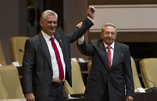 Miguel-Diaz-Canel-y-Raul-Castro-AFP.jpg