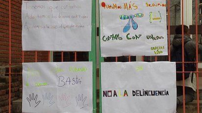 un padre patrulla de  noche la escuela 97 para evitar mas robos