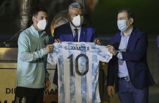 Lionel Messi con Chiqui Tapia, presidente de AFA. Junto a ellos el gobernador de Santiago del Estero, sede del partido ante Chile por Eliminatorias