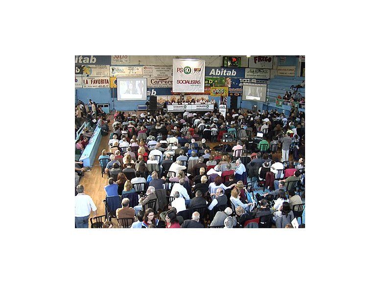 Convención del Partido Socialista fue entre piñas y empujones