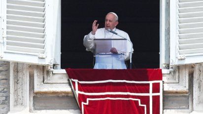el papa francisco sera operado por una inflamacion de colon