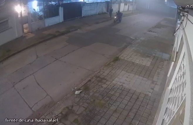 Una cámara de seguridad captó el intento de rapiña, en Jardines del Hipódromo.