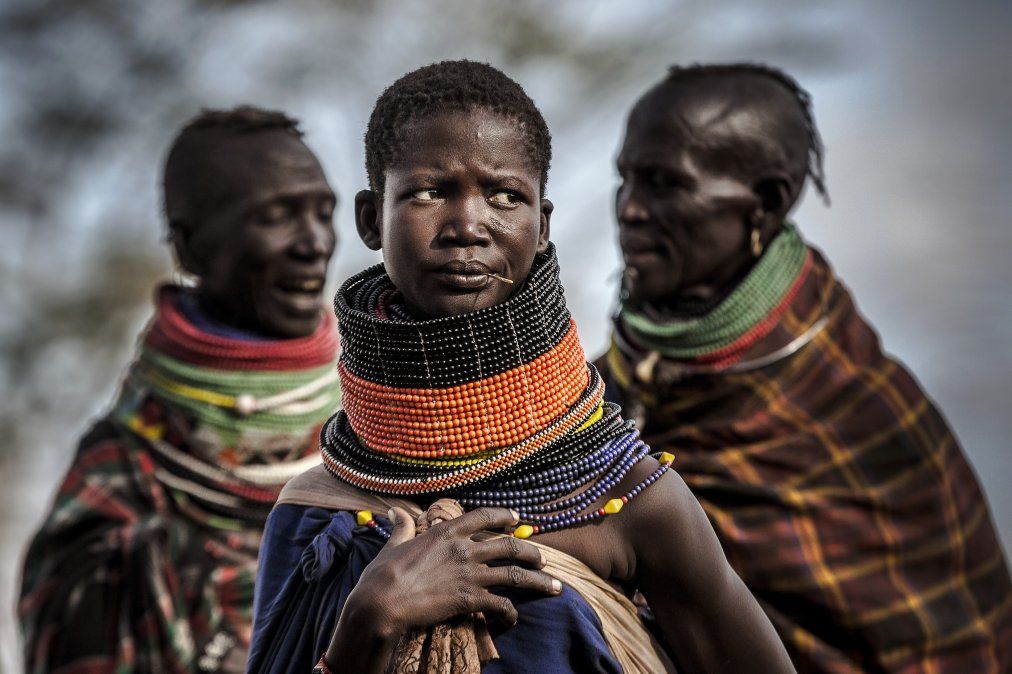 Mujeres de la comunidad de Turkana se reúnen junto a la aldea en una zona árida y seca en Morungole.