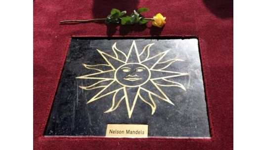 Un Sol para Nelson Mandela en la peatonal Sarandí