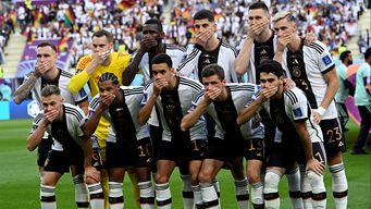 Los jugadores de Alemania se tapan la boca. Foto: AFP.