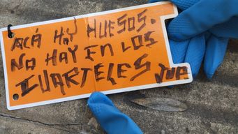 Foto: Crysol. “Acá hay huesos, no hay en los cuarteles. JUP”, uno de los mensajes acompañados por la bolsa con huesos.